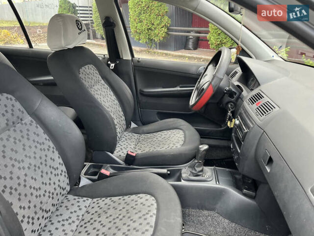Серый Шкода Фабия, объемом двигателя 1.2 л и пробегом 215 тыс. км за 3500 $, фото 8 на Automoto.ua