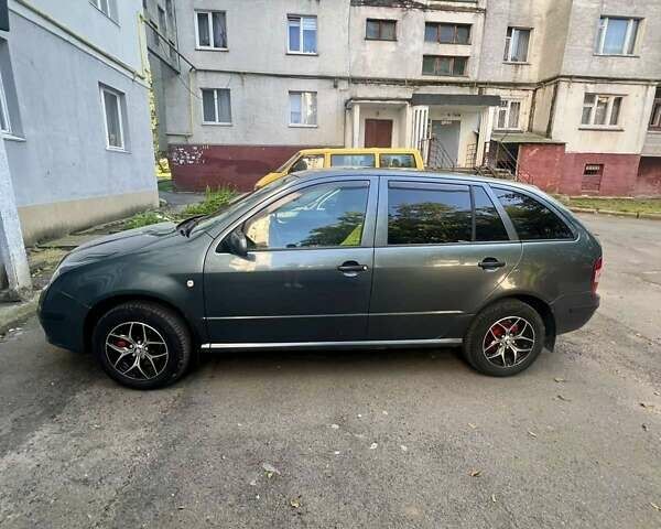 Серый Шкода Фабия, объемом двигателя 1.2 л и пробегом 130 тыс. км за 4500 $, фото 2 на Automoto.ua