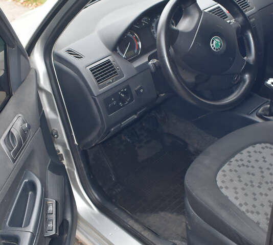 Серый Шкода Фабия, объемом двигателя 1.2 л и пробегом 240 тыс. км за 3500 $, фото 17 на Automoto.ua