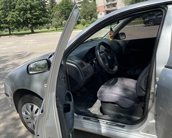 Сірий Шкода Фабія, об'ємом двигуна 1.2 л та пробігом 237 тис. км за 4200 $, фото 4 на Automoto.ua