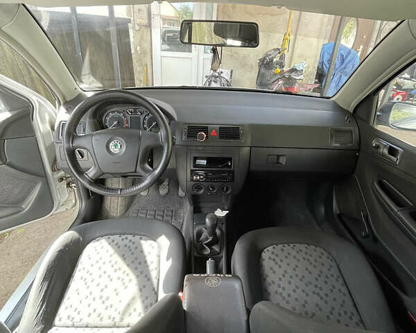 Серый Шкода Фабия, объемом двигателя 1.2 л и пробегом 227 тыс. км за 3500 $, фото 5 на Automoto.ua