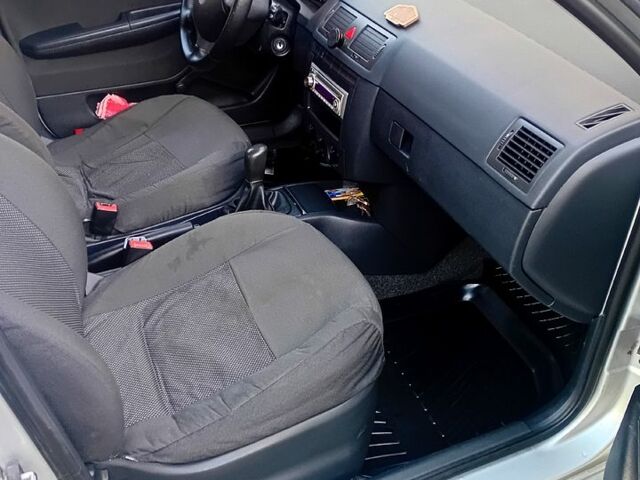 Серый Шкода Фабия, объемом двигателя 1.2 л и пробегом 235 тыс. км за 3000 $, фото 3 на Automoto.ua