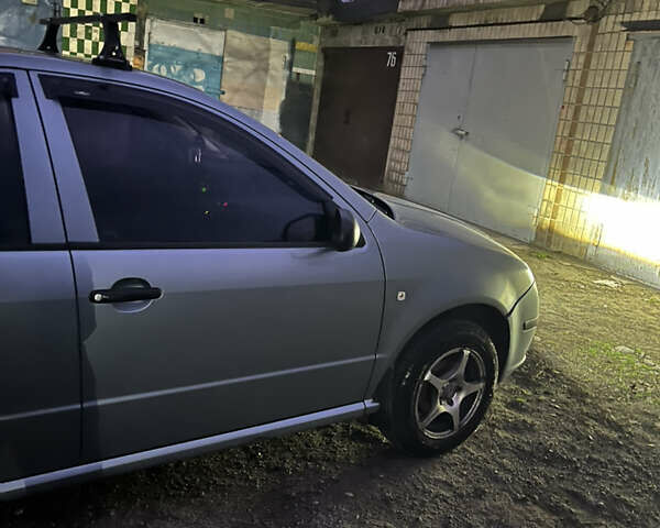 Серый Шкода Фабия, объемом двигателя 1.2 л и пробегом 193 тыс. км за 4000 $, фото 2 на Automoto.ua