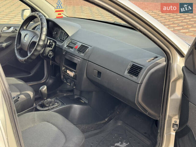 Шкода Фабія 2006 у Чернівцях на Automoto.ua Сірий Шкода Фабія, об'ємом двигуна 1.39 л та пробігом 301 тис. км за 2600 $, фото 15 на Automoto.ua