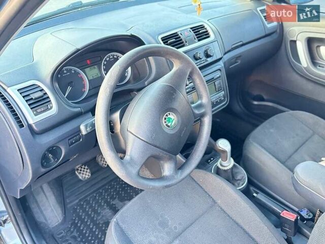 Серый Шкода Фабия, объемом двигателя 1.2 л и пробегом 181 тыс. км за 4500 $, фото 7 на Automoto.ua