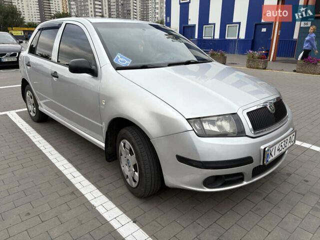 Серый Шкода Фабия, объемом двигателя 1.2 л и пробегом 318 тыс. км за 4500 $, фото 1 на Automoto.ua