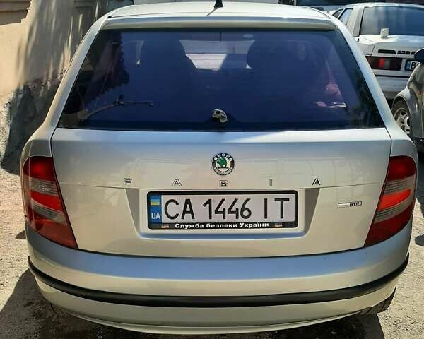 Серый Шкода Фабия, объемом двигателя 1.2 л и пробегом 157 тыс. км за 4500 $, фото 2 на Automoto.ua