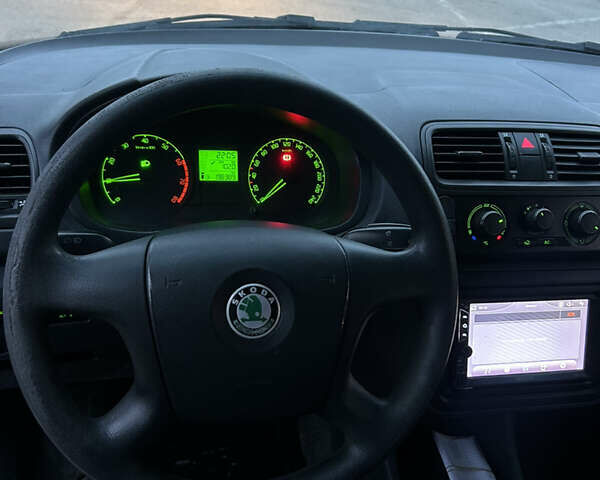 Серый Шкода Фабия, объемом двигателя 1.2 л и пробегом 198 тыс. км за 3900 $, фото 5 на Automoto.ua