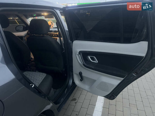 Серый Шкода Фабия, объемом двигателя 1.39 л и пробегом 181 тыс. км за 5400 $, фото 4 на Automoto.ua