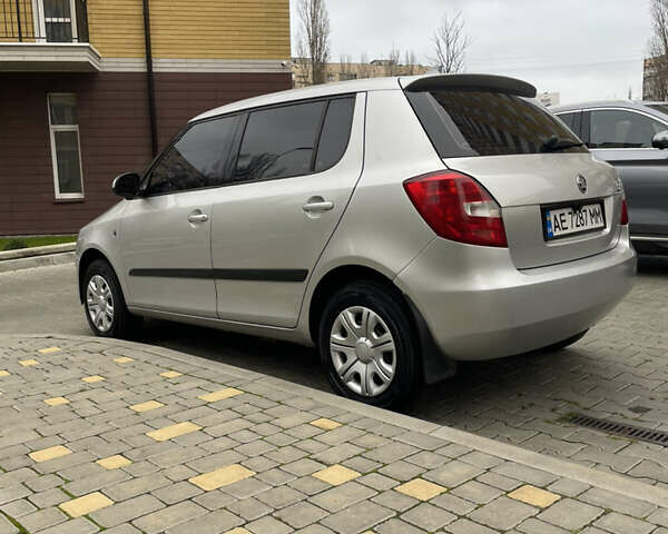 Серый Шкода Фабия, объемом двигателя 1.39 л и пробегом 208 тыс. км за 5500 $, фото 4 на Automoto.ua