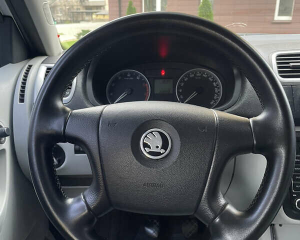 Серый Шкода Фабия, объемом двигателя 1.39 л и пробегом 208 тыс. км за 5500 $, фото 8 на Automoto.ua