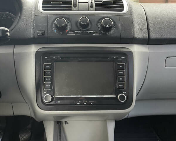 Серый Шкода Фабия, объемом двигателя 1.39 л и пробегом 208 тыс. км за 5500 $, фото 9 на Automoto.ua