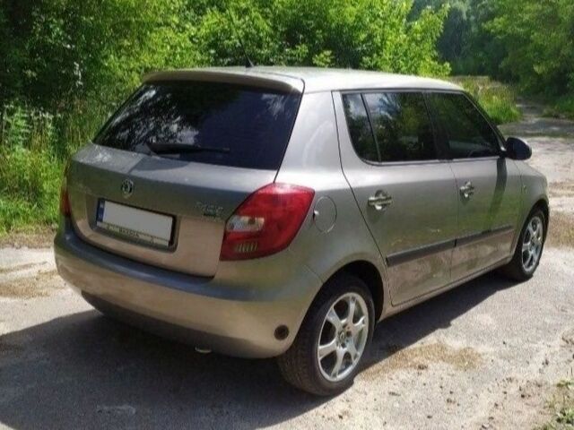 Серый Шкода Фабия, объемом двигателя 1.4 л и пробегом 205 тыс. км за 6000 $, фото 5 на Automoto.ua