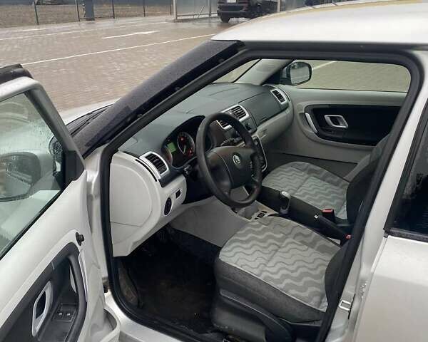 Серый Шкода Фабия, объемом двигателя 1.39 л и пробегом 360 тыс. км за 5000 $, фото 2 на Automoto.ua