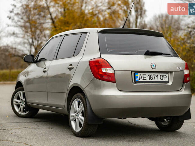 Серый Шкода Фабия, объемом двигателя 1.39 л и пробегом 204 тыс. км за 4900 $, фото 2 на Automoto.ua