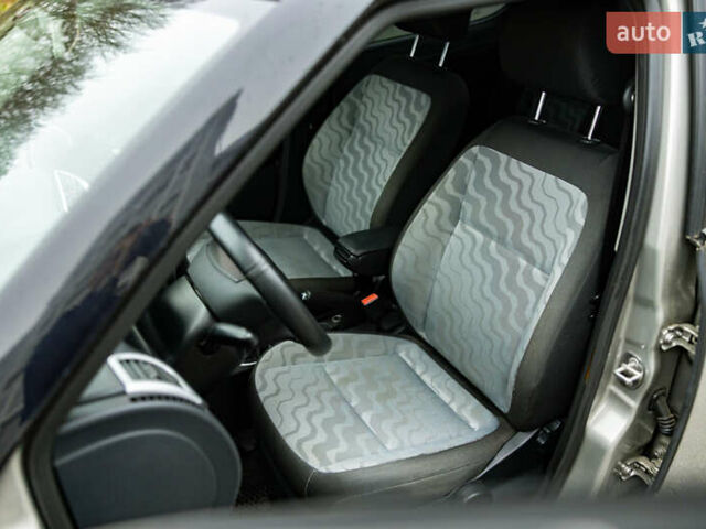 Серый Шкода Фабия, объемом двигателя 1.39 л и пробегом 204 тыс. км за 4900 $, фото 5 на Automoto.ua