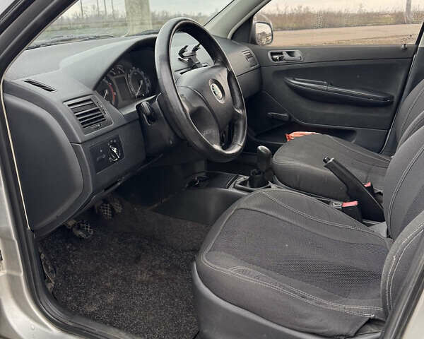 Серый Шкода Фабия, объемом двигателя 1.2 л и пробегом 333 тыс. км за 2700 $, фото 10 на Automoto.ua