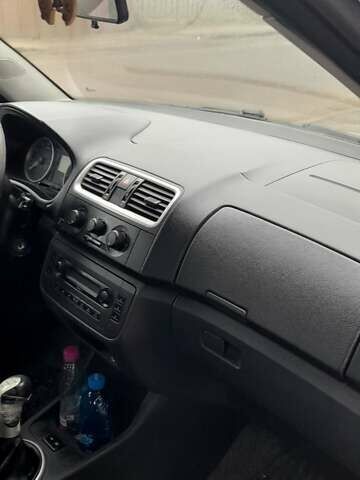 Серый Шкода Фабия, объемом двигателя 1.39 л и пробегом 145 тыс. км за 4500 $, фото 4 на Automoto.ua