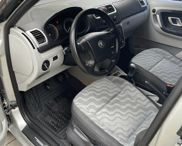 Серый Шкода Фабия, объемом двигателя 1.39 л и пробегом 208 тыс. км за 5500 $, фото 5 на Automoto.ua