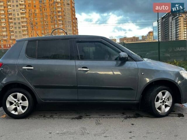 Серый Шкода Фабия, объемом двигателя 1.4 л и пробегом 267 тыс. км за 4300 $, фото 2 на Automoto.ua