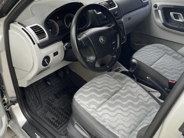 Серый Шкода Фабия, объемом двигателя 1.4 л и пробегом 208 тыс. км за 5500 $, фото 5 на Automoto.ua