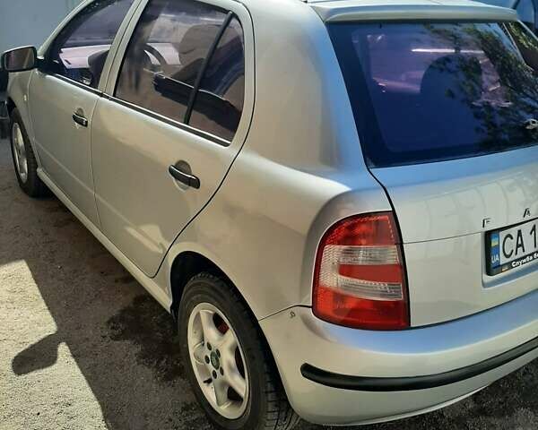 Серый Шкода Фабия, объемом двигателя 1.2 л и пробегом 157 тыс. км за 4500 $, фото 1 на Automoto.ua