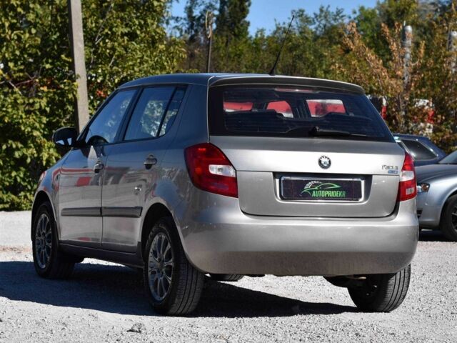 Серый Шкода Фабия, объемом двигателя 1.4 л и пробегом 201 тыс. км за 5450 $, фото 4 на Automoto.ua