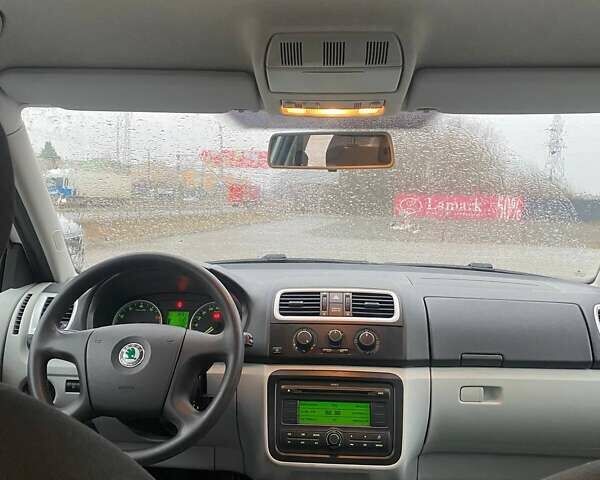 Серый Шкода Фабия, объемом двигателя 1.39 л и пробегом 360 тыс. км за 5000 $, фото 11 на Automoto.ua