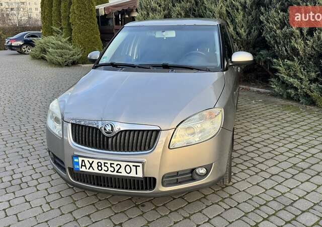 Серый Шкода Фабия, объемом двигателя 1.6 л и пробегом 198 тыс. км за 5900 $, фото 1 на Automoto.ua