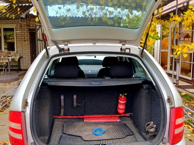 Серый Шкода Фабия, объемом двигателя 1.2 л и пробегом 140 тыс. км за 3500 $, фото 2 на Automoto.ua