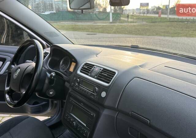 Серый Шкода Фабия, объемом двигателя 1.6 л и пробегом 198 тыс. км за 5900 $, фото 8 на Automoto.ua