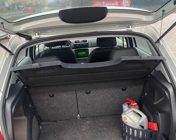 Серый Шкода Фабия, объемом двигателя 1.39 л и пробегом 360 тыс. км за 5000 $, фото 6 на Automoto.ua