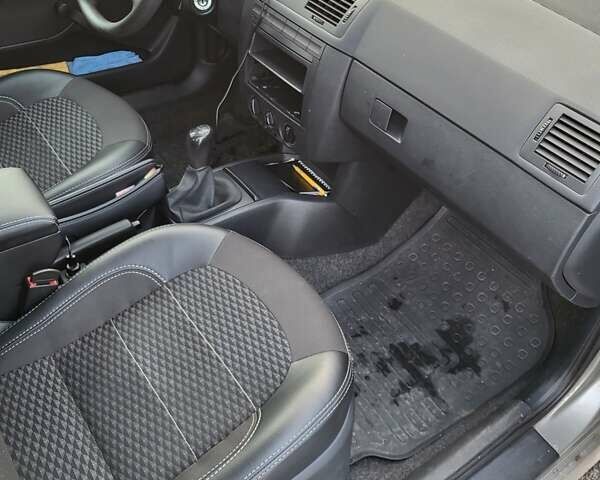 Шкода Фабія 2007 у Краматорске на Automoto.ua Сірий Шкода Фабія, об'ємом двигуна 1.2 л та пробігом 95 тис. км за 5350 $, фото 8 на Automoto.ua