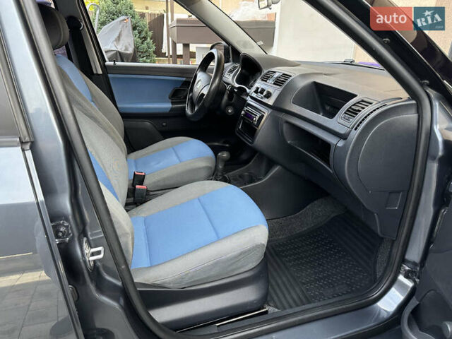 Серый Шкода Фабия, объемом двигателя 1.2 л и пробегом 179 тыс. км за 4299 $, фото 14 на Automoto.ua