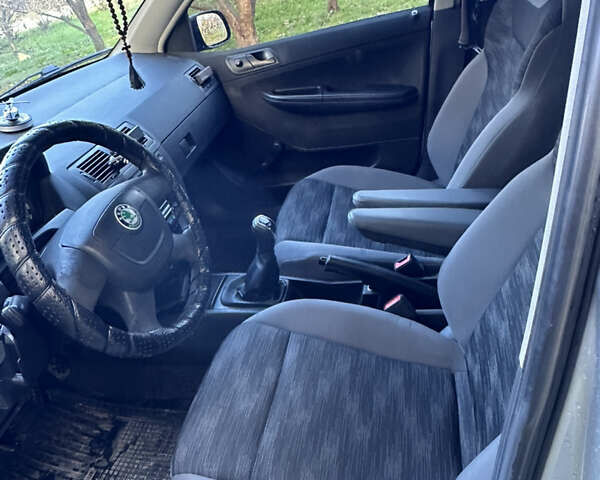 Серый Шкода Фабия, объемом двигателя 1.2 л и пробегом 350 тыс. км за 2400 $, фото 7 на Automoto.ua