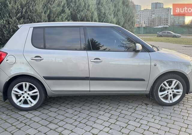 Серый Шкода Фабия, объемом двигателя 1.6 л и пробегом 198 тыс. км за 5900 $, фото 5 на Automoto.ua