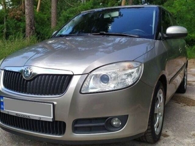 Серый Шкода Фабия, объемом двигателя 1.4 л и пробегом 205 тыс. км за 6000 $, фото 1 на Automoto.ua