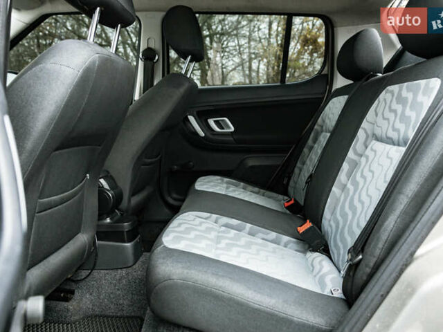 Серый Шкода Фабия, объемом двигателя 1.39 л и пробегом 204 тыс. км за 4900 $, фото 6 на Automoto.ua