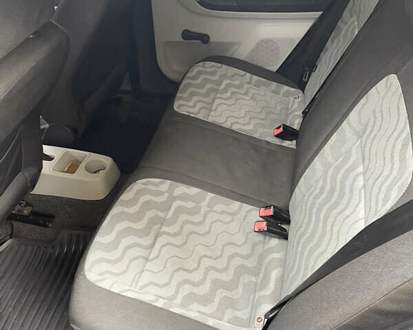 Серый Шкода Фабия, объемом двигателя 1.39 л и пробегом 208 тыс. км за 5500 $, фото 10 на Automoto.ua