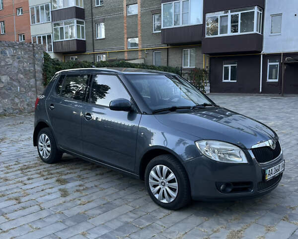 Серый Шкода Фабия, объемом двигателя 1.6 л и пробегом 253 тыс. км за 5999 $, фото 2 на Automoto.ua