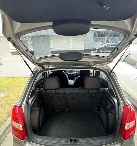 Сірий Шкода Фабія, об'ємом двигуна 1.6 л та пробігом 200 тис. км за 6500 $, фото 5 на Automoto.ua