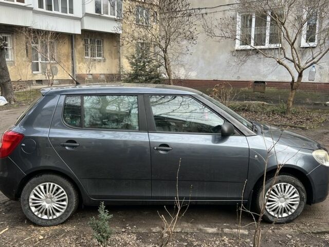 Серый Шкода Фабия, объемом двигателя 1.2 л и пробегом 220 тыс. км за 4200 $, фото 2 на Automoto.ua
