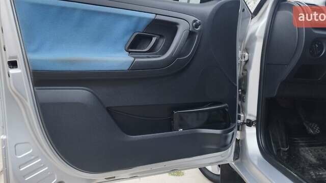 Серый Шкода Фабия, объемом двигателя 1.2 л и пробегом 314 тыс. км за 3950 $, фото 16 на Automoto.ua