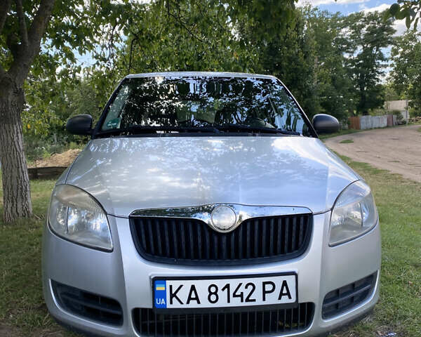 Серый Шкода Фабия, объемом двигателя 1.2 л и пробегом 200 тыс. км за 4750 $, фото 2 на Automoto.ua