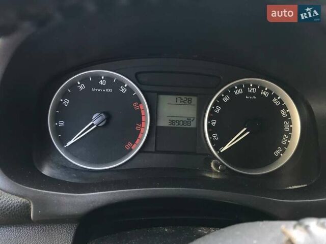 Серый Шкода Фабия, объемом двигателя 1.39 л и пробегом 390 тыс. км за 3600 $, фото 13 на Automoto.ua