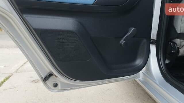 Серый Шкода Фабия, объемом двигателя 1.2 л и пробегом 314 тыс. км за 3950 $, фото 17 на Automoto.ua