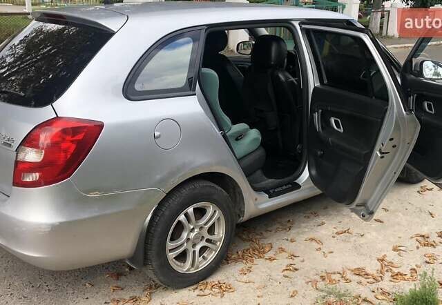 Серый Шкода Фабия, объемом двигателя 1.4 л и пробегом 210 тыс. км за 4500 $, фото 3 на Automoto.ua
