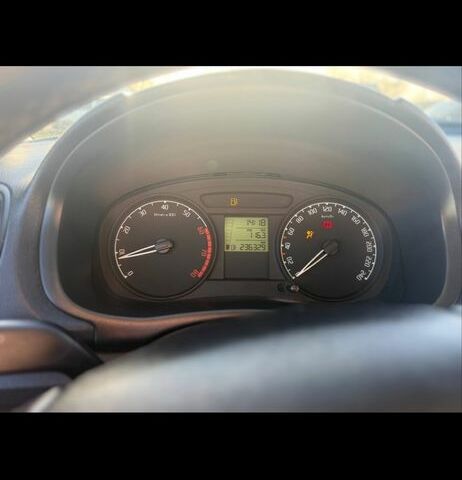 Серый Шкода Фабия, объемом двигателя 1.4 л и пробегом 236 тыс. км за 3650 $, фото 6 на Automoto.ua