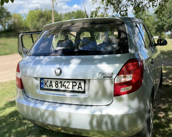 Серый Шкода Фабия, объемом двигателя 1.2 л и пробегом 200 тыс. км за 4750 $, фото 4 на Automoto.ua