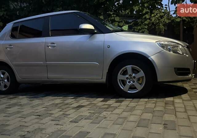 Серый Шкода Фабия, объемом двигателя 1.39 л и пробегом 318 тыс. км за 3700 $, фото 4 на Automoto.ua